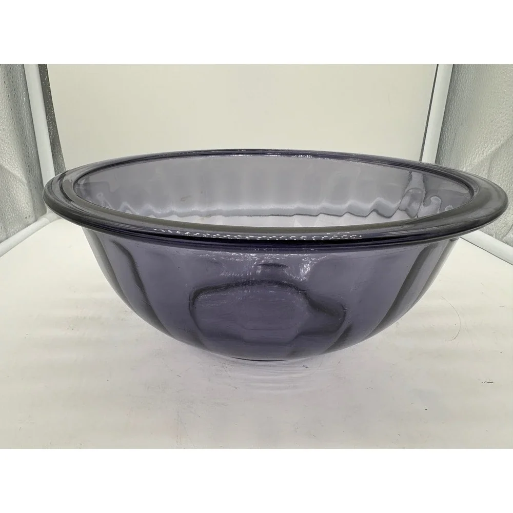 Vintage Pyrex Amethyst Purple Glass 1.5L Nesting Mixing Bowl #323 Scuff